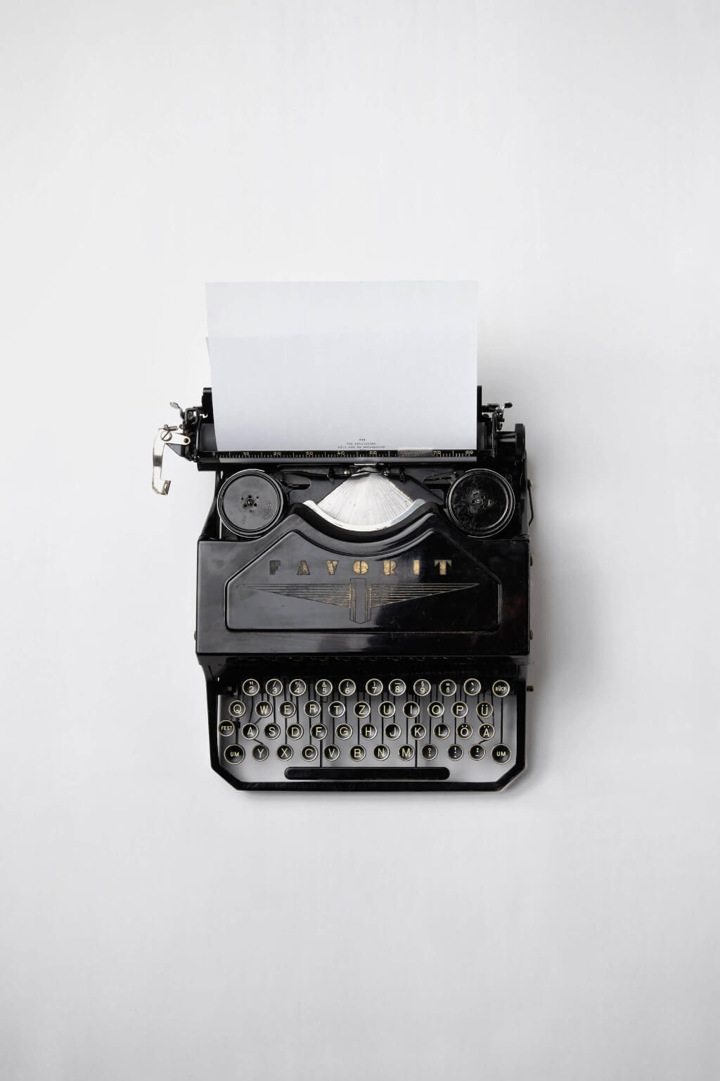 maszyna do pisania i pusta kartka - brak weny tworczej
